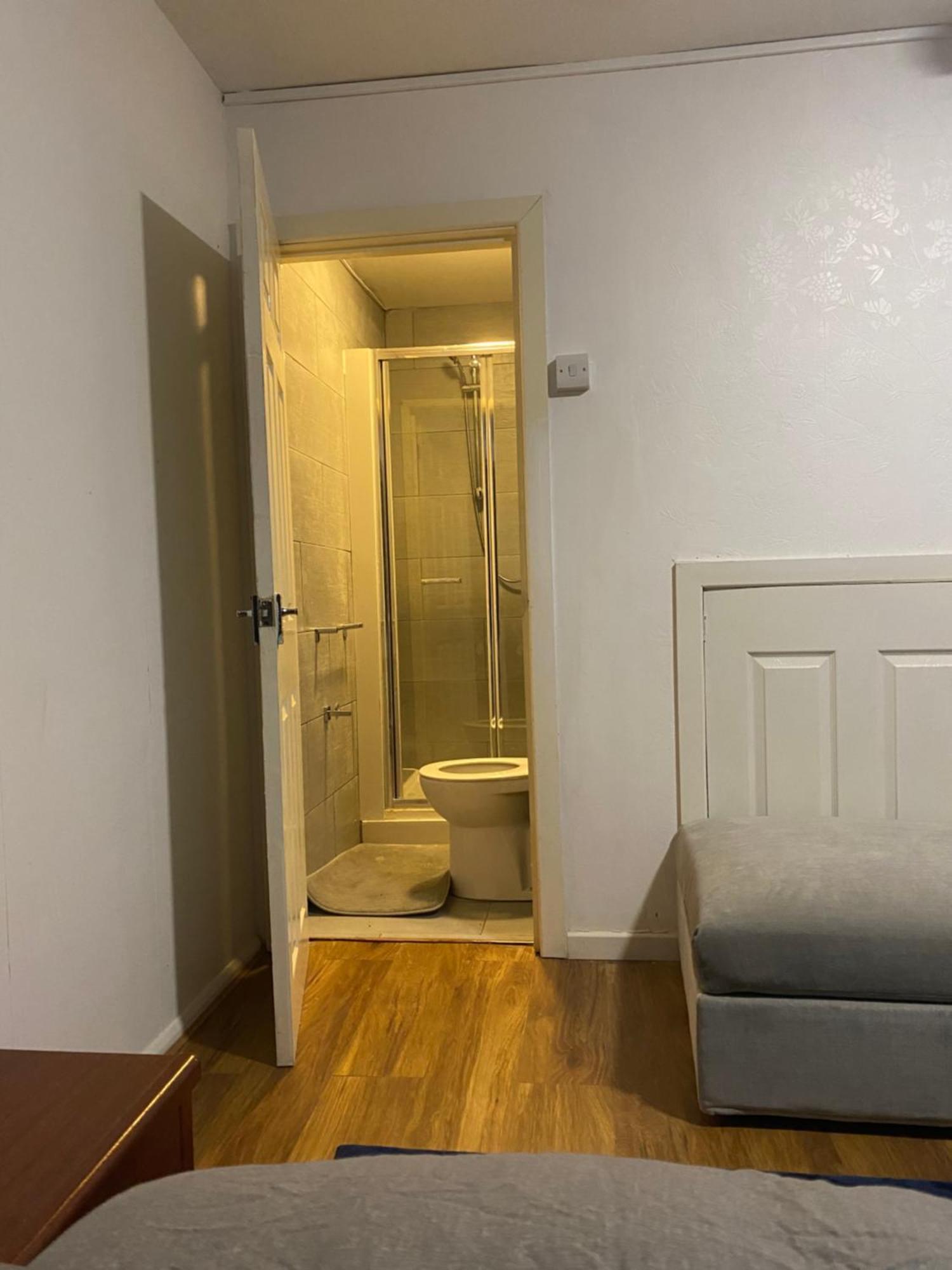 Double En-Suite Rooms Nevendon エクステリア 写真