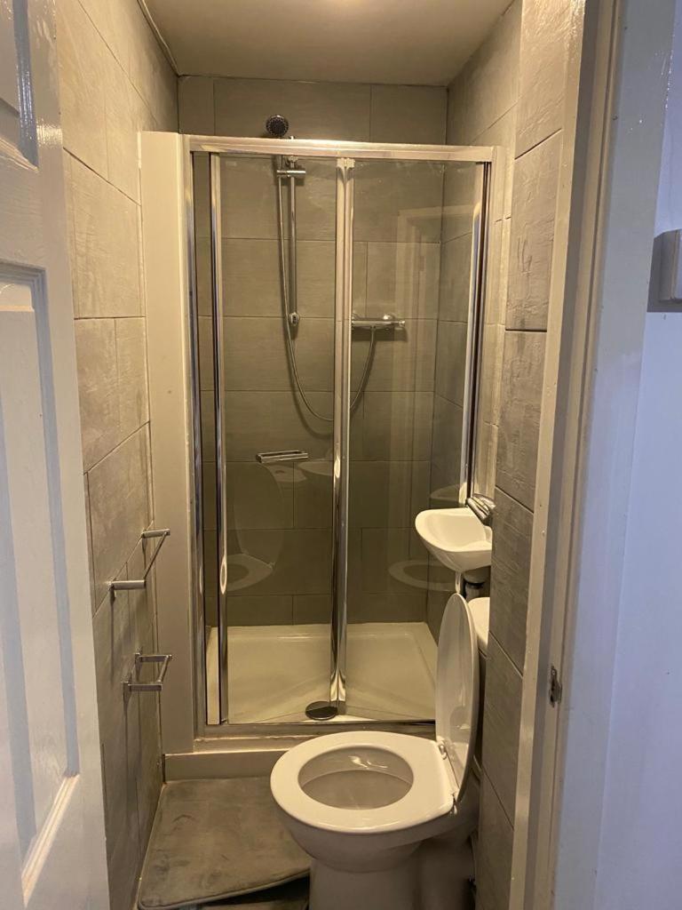 Double En-Suite Rooms Nevendon エクステリア 写真